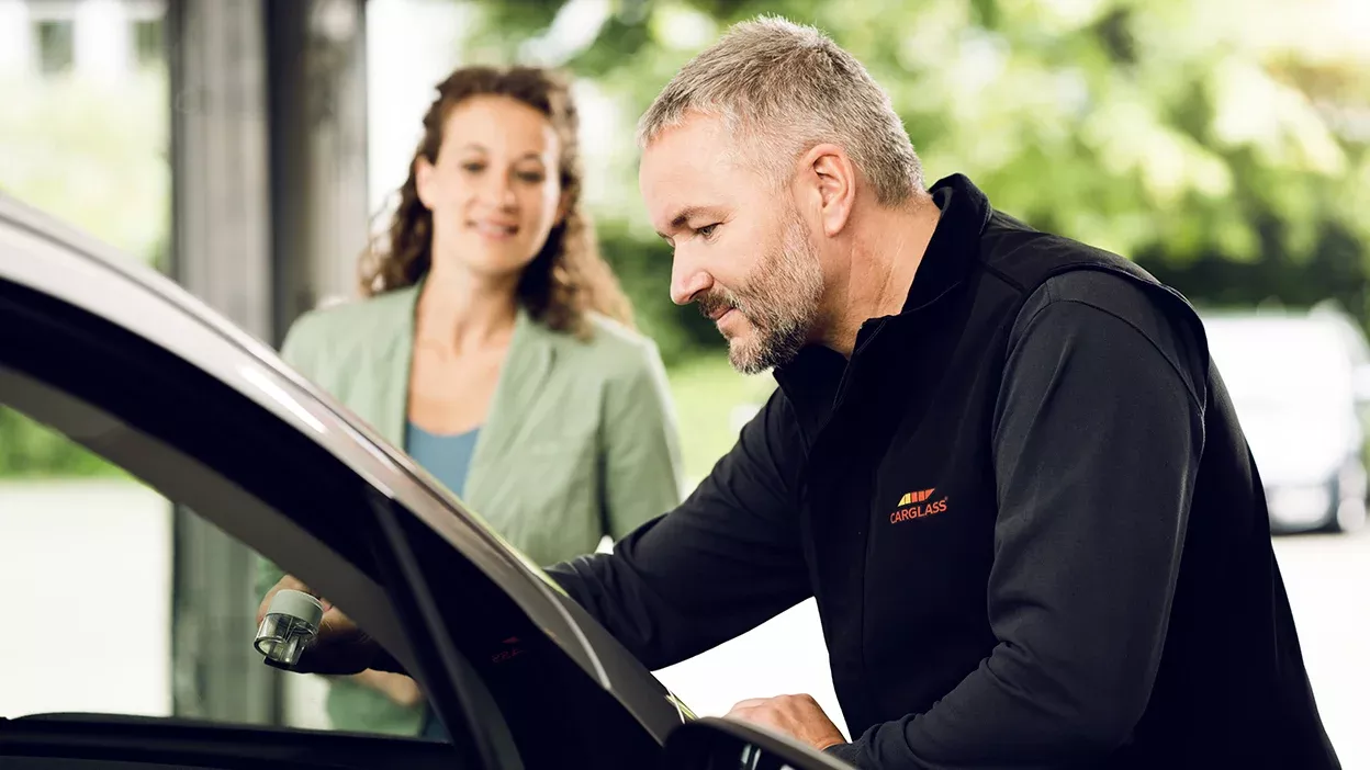 Carglass Monteur beurteilt Steinschlag