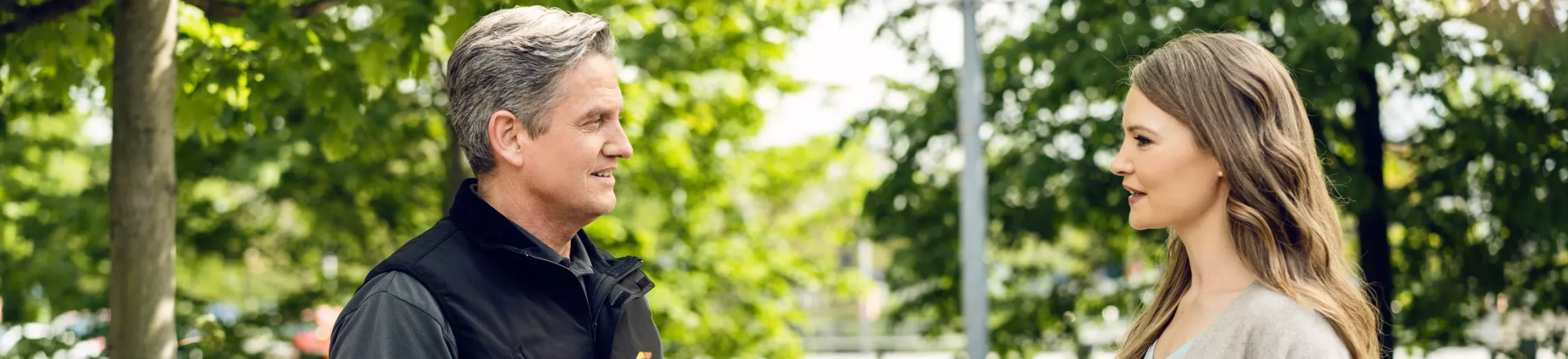 Carglass Mitarbeiter im Gespräch
