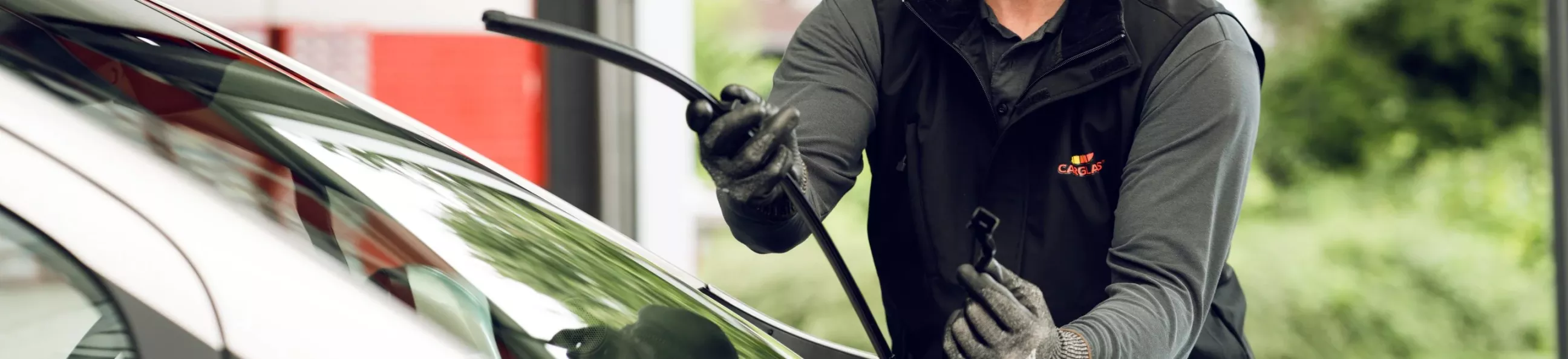 Carglass Monteur montiert Scheibenwischer