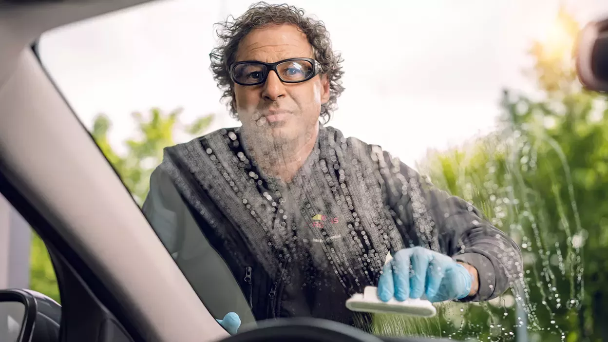 Carglass Monteur trägt Scheibenversiegelung auf