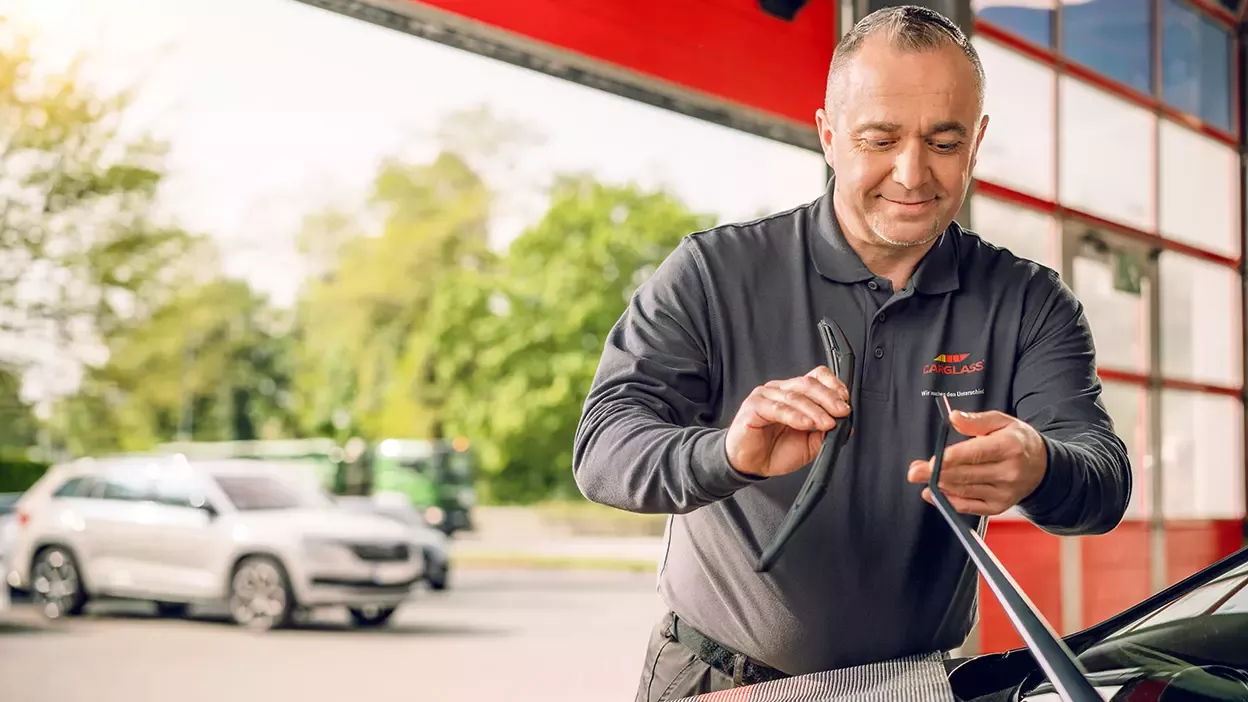 Carglass Monteur montiert Scheibenwischer