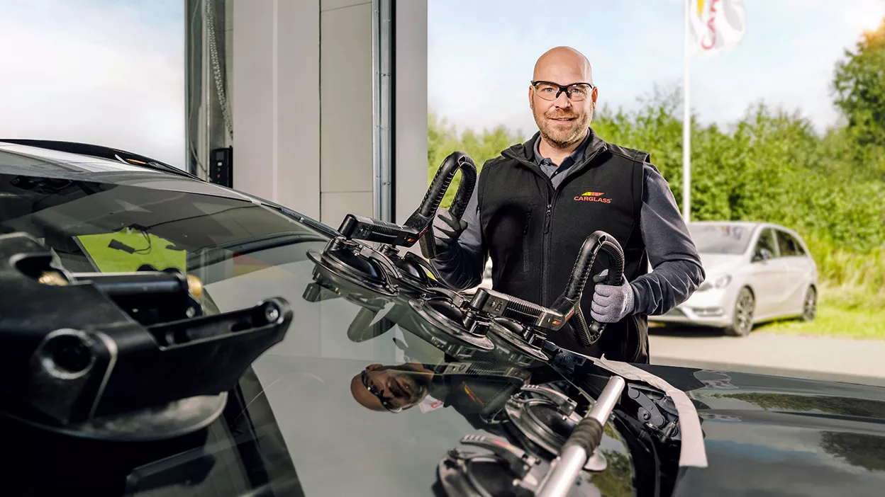 Carglass Monteur tauscht Windschutzscheibe